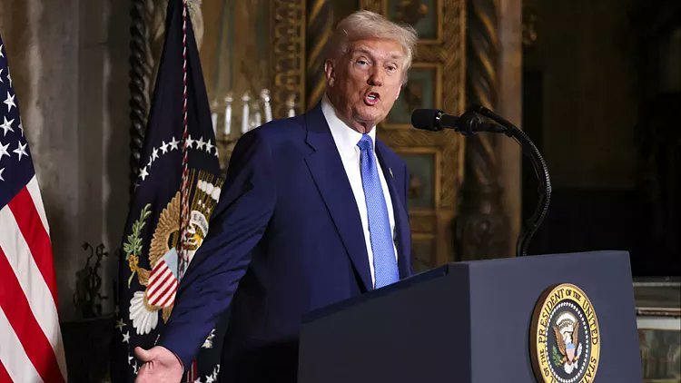 Trump, Zelenskiy'e 'diktatör' dedi, Kiev yönetimini eleştirdi

Donald Trump, Ukrayna Cumhurbaşkanı Volodimir Zelenskiy'i "diktatör" olarak nitelendirerek ABD-Rusya arasında Ukrayna konusunda yapılan görüşmelerin ardından gerilimi tırmandırdı.