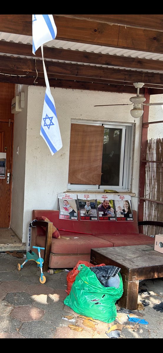 RotemShtarkman's tweet photo. בית של ארבעה ״מדושני עונג״ (שלמה קרעי) https://t.co/RPiDhEhvKy