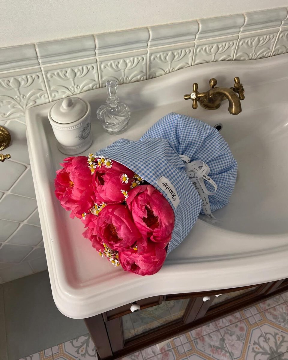 i3Moment's tweet photo. Peonies bouquet https://t.co/eYL4GrDd38