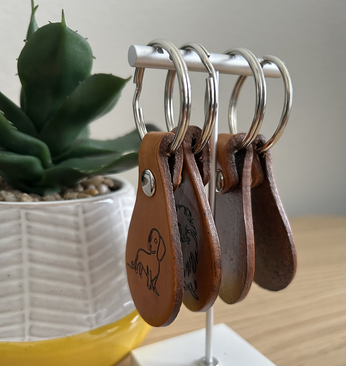 YogaWares's tweet image. hugsandstitchs.etsy.com/listing/187651…

So many to choose from! 
#leatherkeyholder #doggift for #petowner #handmade in #USA #Oregon #dogs #realleather