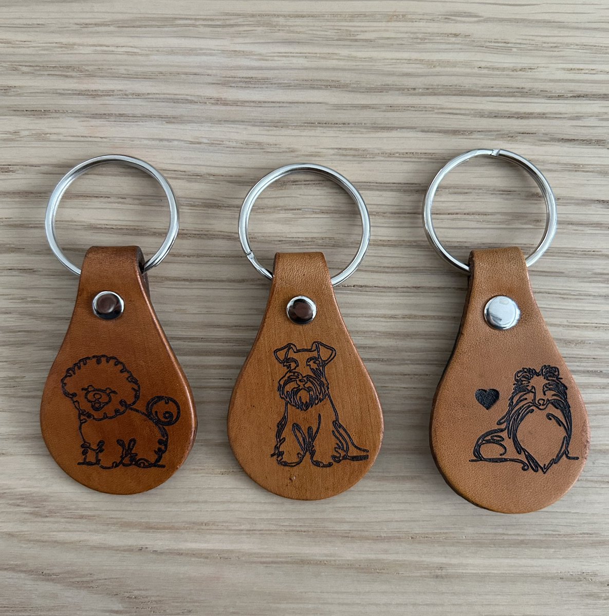 YogaWares's tweet image. hugsandstitchs.etsy.com/listing/187651…

So many to choose from! 
#leatherkeyholder #doggift for #petowner #handmade in #USA #Oregon #dogs #realleather