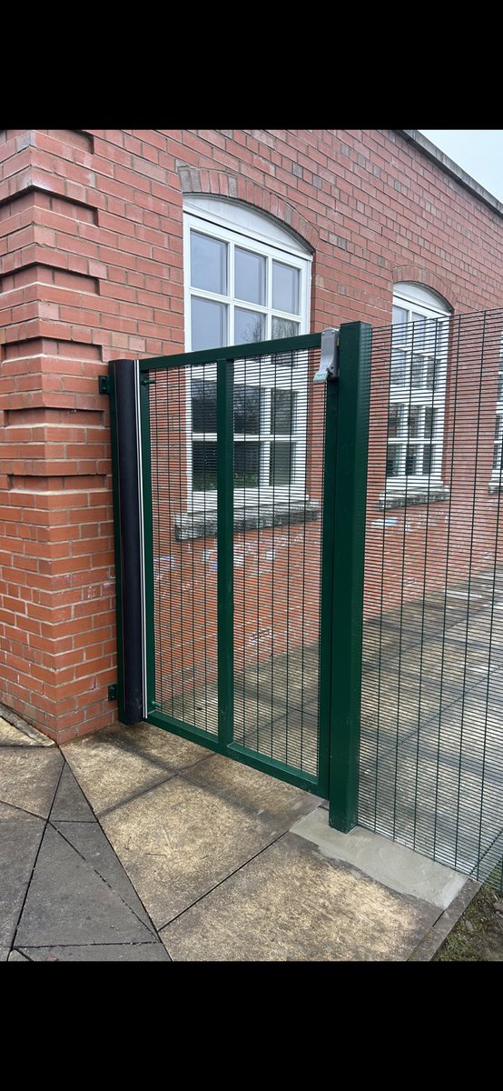 FenceGateDesign's tweet image. Busy start to the half term week for @FenceGateDesign with the completion of this enclosure prison mesh fencing and matching pedestrian gates at local primary school #securityfencing #prisonmesh #pedestriangates