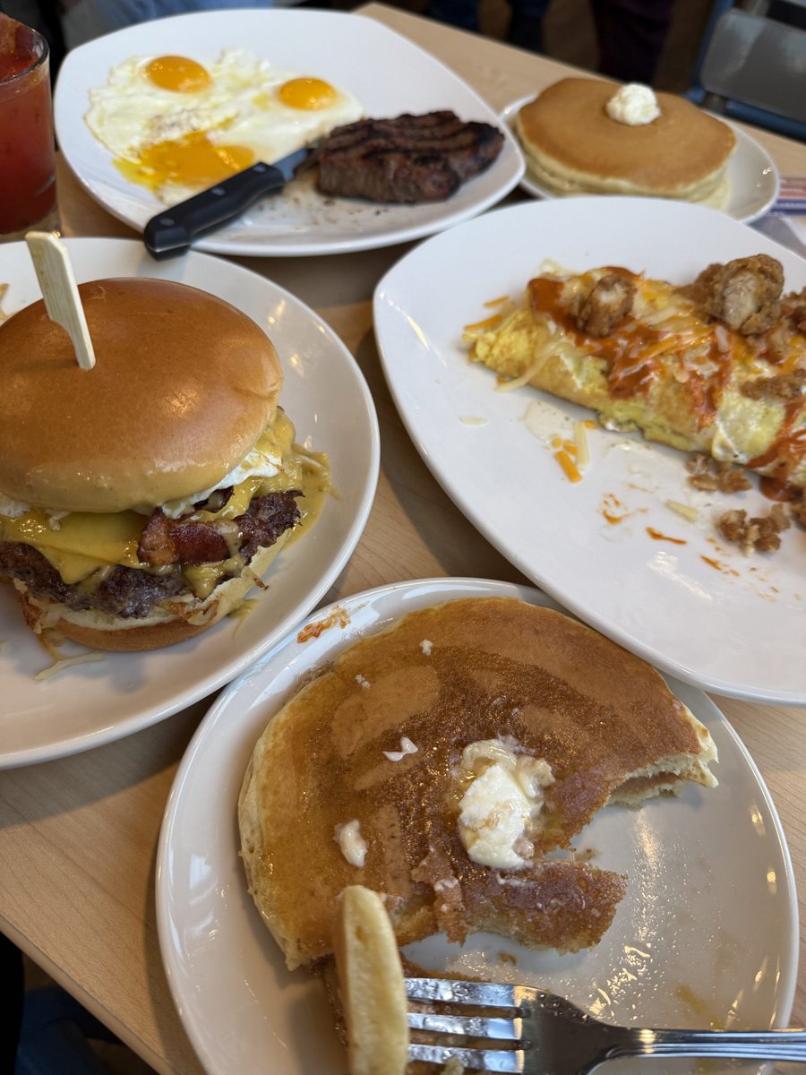 🚨 The First-Ever IHOP + Applebee’s Duo Restaurant Has Opened In Texas 🚨

In Seguin, TX, a former Applebee’s has transformed into a modern American gastropub with a super-menu of over 125 items! This spot is serving up the best of both worlds. Who’s down? 🍹🥞