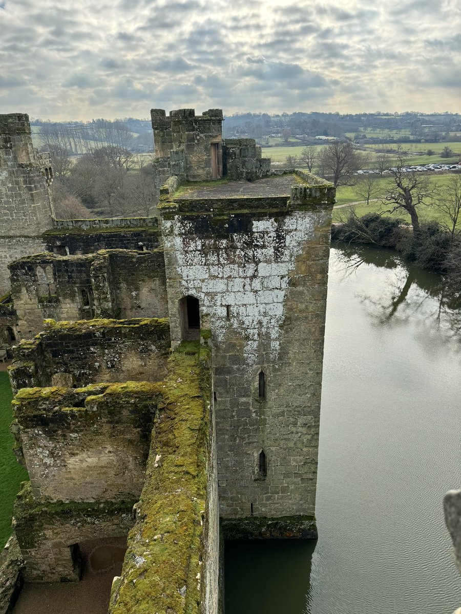 View along the walls at Bodiam Castle, Sussex 🏴󠁧󠁢󠁥󠁮󠁧󠁿 #WallsOnWednesday