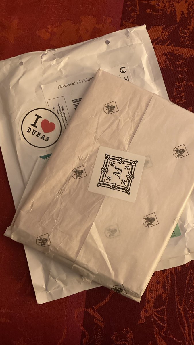 Eric_Clauss_fr's tweet image. Tiens, tiens  🤔mais que peut bien cacher ce paquet chic et élégant ? un envoi de @poetry_weekend Marguerite Press , un éditeur d'objets poétiques  #édition #poésie #littérature #duras #proust #éditrice