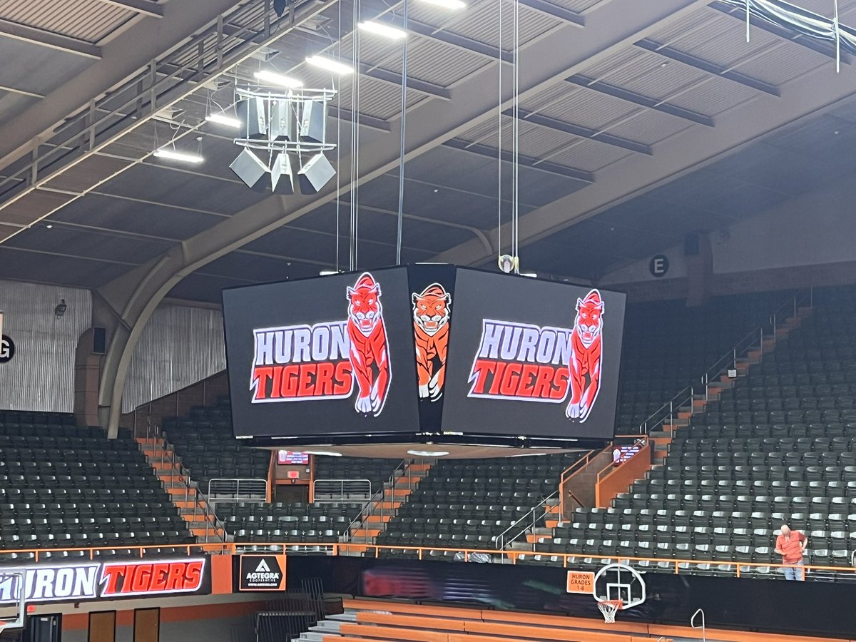Huron Arena got new video boards installed yesterday, and they look sweet. 

A nice face lift before the March festivities. #SDPreps