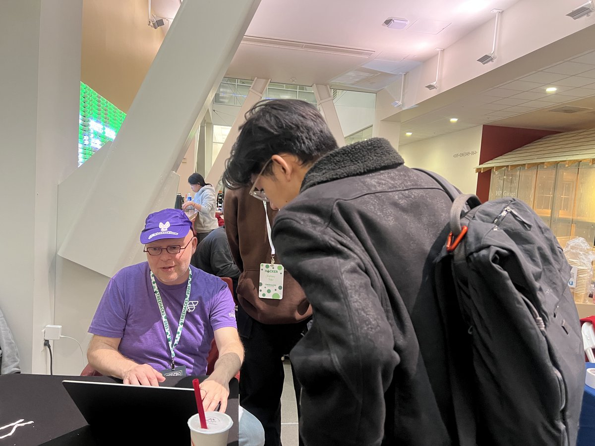 flutterflow's tweet image. 🌲 Stanford hosted @hackwithtrees last weekend and 10% of all submissions were created using FlutterFlow and 7 went home with prizes🚀💪
Shoutout to @patflutterflow, Matthew, and @puf from our DevRel & Product teams, and our student ambassador, @sofiag_h_, for supporting…