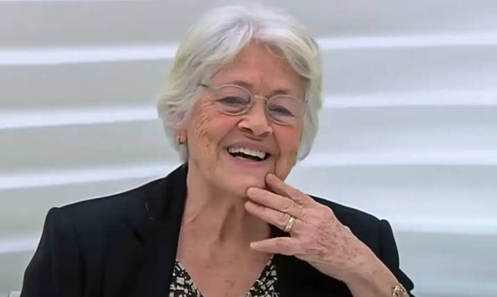 A escritora Adélia Prado recebeu, na noite de terça-feira, 18, o Prêmio Camões 2024, o mais importante da literatura portuguesa. Eugênio Prado, filho da poetisa de 89 anos, a representou na cerimônia realizada no Palácio do Itamaraty, em Brasília.