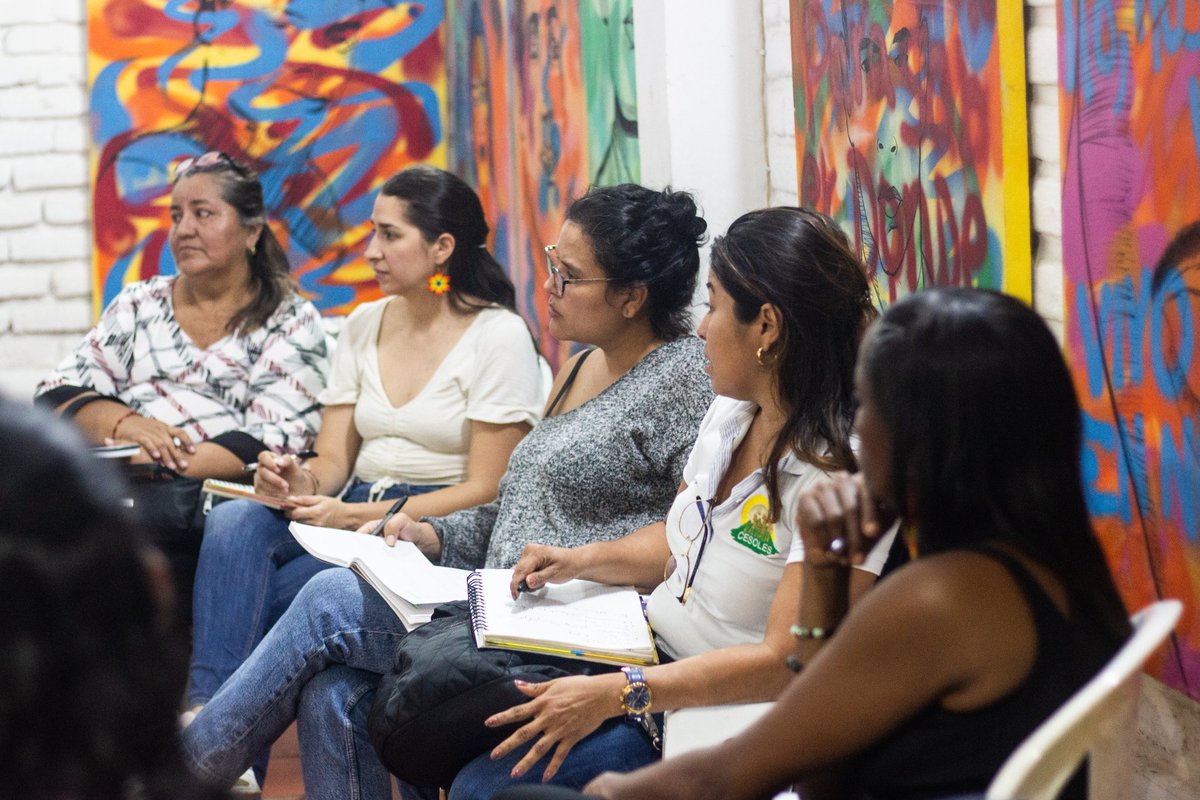 PazYGenero's tweet photo. Nos volvemos a encontrar para tejer y afianzar lazos comunitarios alrededor de los derechos de las mujeres  en la ladera de Cali. 

#8M #LaEstrategiaEsElCuidado #CDRCuidandoLaDignidad https://t.co/RuGwEs35Rj