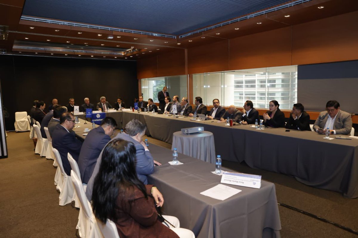 🔵 #JuntasNacionales | En la sesión de nuestra Comisión de Vivienda, presidida por César Mercado Mexia, analizamos las acciones a seguir tras la reforma al <a href="/Infonavit/">Infonavit</a>. 🏡⚖️

Contamos con la participación de Carlos Gutiérrez Ruiz, Director de <a href="/DSE_INFONAVIT/">Empresarial INFONAVIT</a>, y <a href="/jlobatod/">Juvenal Lobato Díaz</a>, quienes