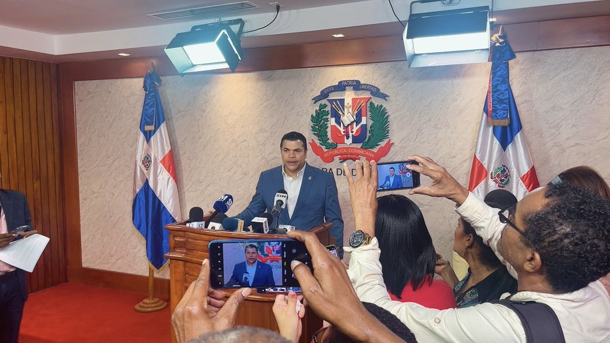FPcomunica's tweet photo. #FPComunica |

Diputado @TobiasCrespo anunció el sometimiento del proyecto de ley sobre inteligencia artificial: regulará sector fomentará su desarrollo y aplicará sanciones.

El diputado de la Fuerza del Pueblo (FP), Tobías Crespo, anunció el sometimiento de un proyecto de ley con el objetivo de regular los sistemas de Inteligencia Artificial (IA) y sus respectivas aplicaciones, el cual establecerá garantías procesales, códigos de conductas, vías de recursos, procedimientos y su correspondiente régimen sancionador para las personas físicas y jurídicas.
 
Además, explicó que busca contribuir a garantizar la fiabilidad y los fundamentos de aplicación de la IA para que estos se desarrollen y utilicen como herramientas al servicio de las personas, que respeten la dignidad humana, la autonomía personal, se diseñen para que funcionen de manera que pueda ser controlada y vigilada adecuadamente por seres humanos, sean sólidos en caso de problemas y resilientes frente a los intentos de alterar el uso o funcionamiento del sistema, evitando su uso ilícito por terceros y reducir al mínimo los daños no deseados, diferenciando los Sistemas de Inteligencia Artificial de Uso General de los de Alto Riesgo.
 
El congresista indicó que la pieza establece la creación del Consejo Nacional para la Inteligencia Artificial (CONIA) con las funciones de planificar, organizar, administrar, monitorear y vigilar los aspectos relativos a los Sistemas de Inteligencia Artificial y su adecuada aplicación, con las responsabilidades de fomentar los conocimientos especializados y las capacidades requeridas para implementar la alfabetización en los sectores públicos, privados e instituciones de la sociedad en general, así como definir y establecer el Plan Estratégico Nacional de IA de la República Dominicana.  La ley creara un Fondo Especial para incentivar y fomentar el diseño y desarrollo de Sistemas y Aplicaciones de Inteligencia Artificial que tenga por objeto mejorar la calidad de la educación, la salud, las creaciones culturales, literarias y artísticas, la mejora del medio ambiente y cualquier aplicación o sistema que busque garantizar y proteger los Derechos Fundamentales establecidos en la Constitución y las leyes, donde el Poder Ejecutivo estará facultado para establecer, deducciones impositivas para las micro, pequeñas y medianas empresas del país que se dediquen al diseño y desarrollo de sistemas y aplicaciones de Inteligencia Artificial bajo los objetivos y alcances de esta ley, así como a las empresas extranjeras que deseen invertir en la materia en la Republica Dominicana.