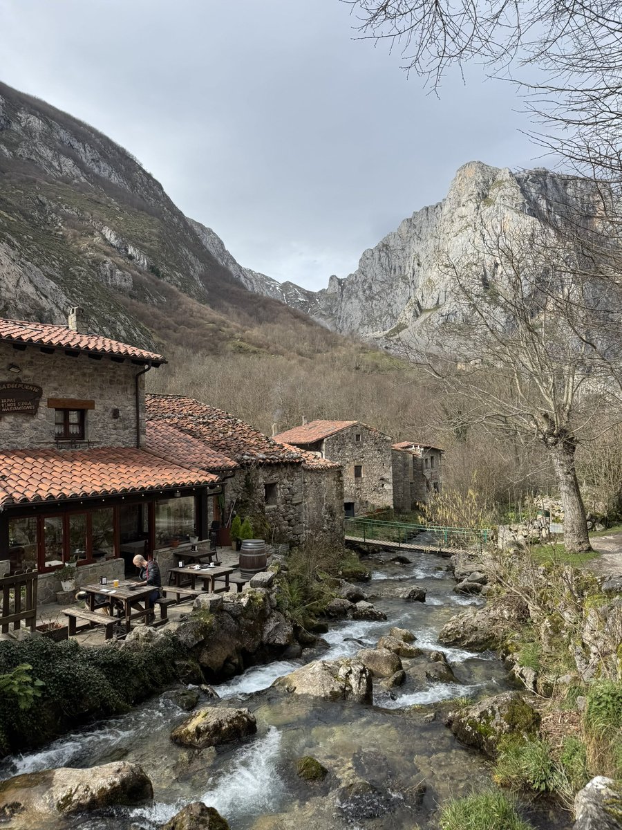 EEvasrsd22's tweet photo. Cosas qnadie te cuenta de Bulnes en asturias, para subir/bajar tienes dos rutas o andando mas o menos una hora o en teleférico 22 € este pasa cada media hora pero de 12:30 a 14 nada. Es mas bonito hacerlo andando y merece mucho la pena por las vistas y la comida en una terraza https://t.co/I2Rl2Db6pT