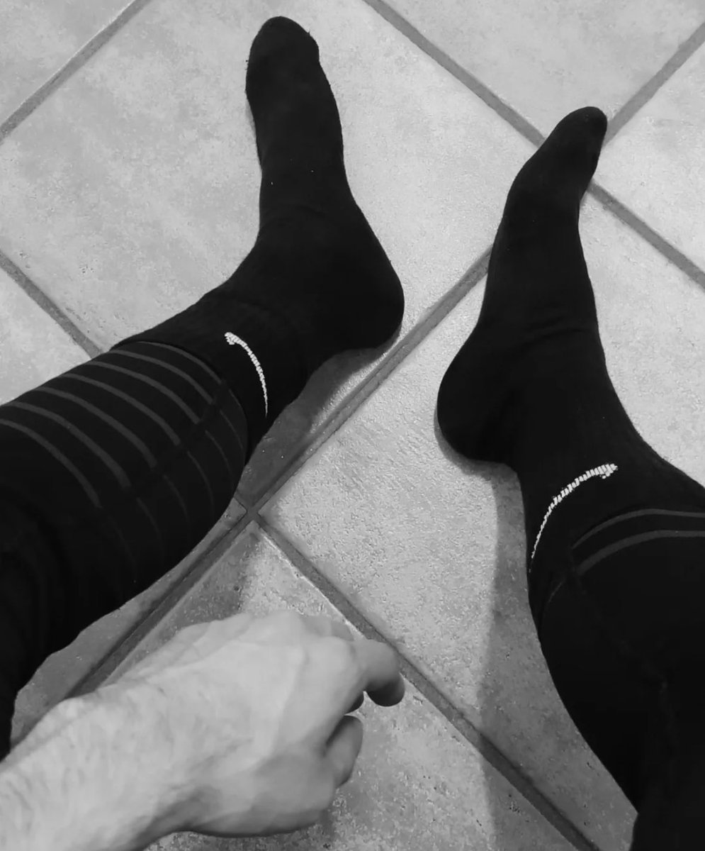 MasterRoss5's tweet photo. Cagne sono tornato venite a rimborsare la cena di stasera mentre mi leccate i piedi 

#findom #cashmaster #moneyslave #gay https://t.co/GtGWUWJbix