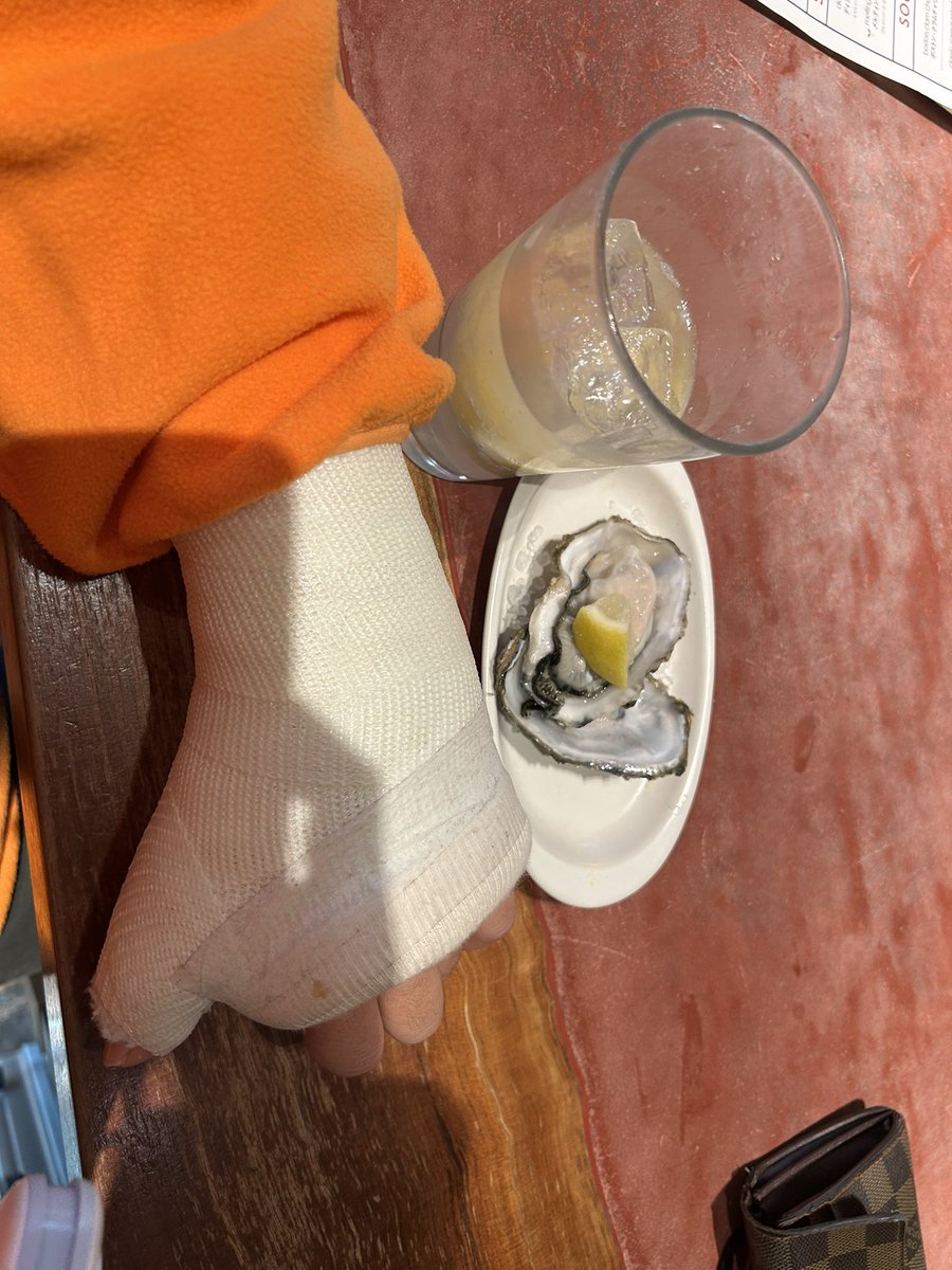 kuwamath's tweet photo. お祝いして、そーいえば、骨折で急遽バスだったな。時が経つの早い。 https://t.co/u4Qux8zq4o