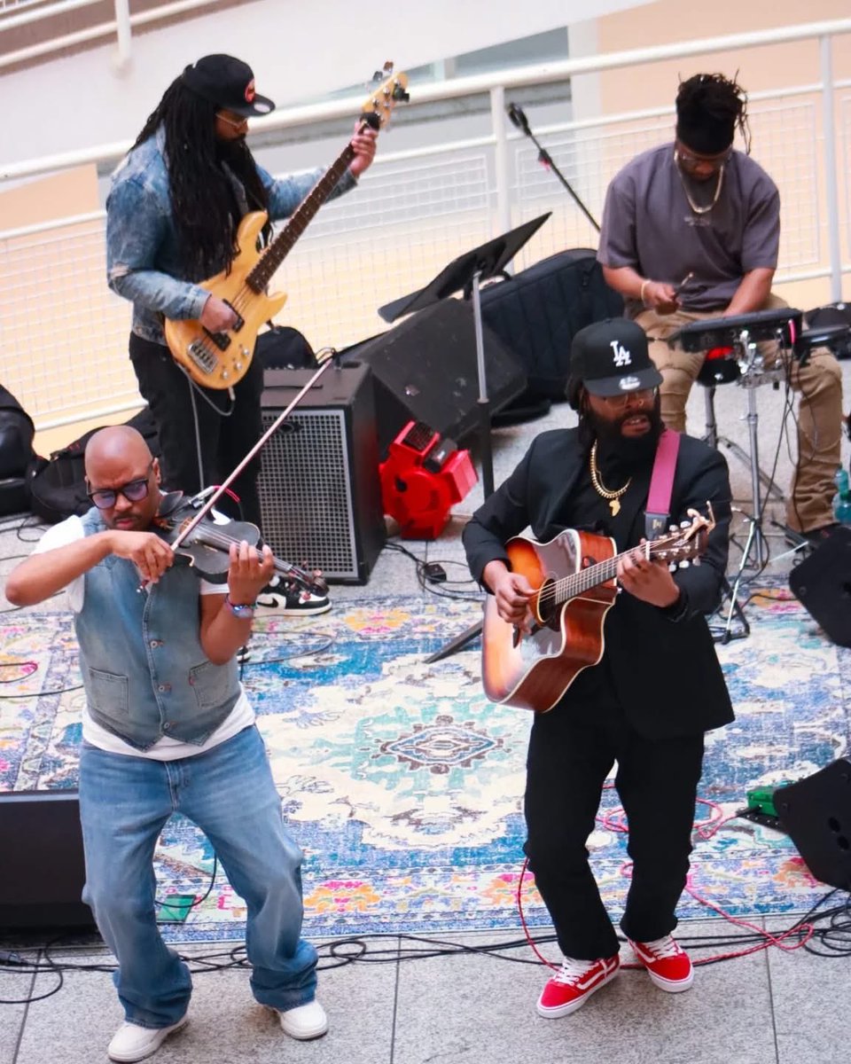 Just finished peering at the High museum. Definitely was a great experience. ⁦<a href="/HighMuseumofArt/">High Museum of Art</a>⁩