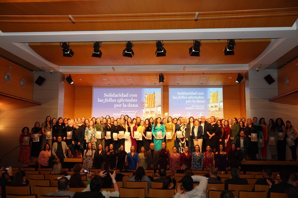 Junta Central Fallera (@jcf_valencia) on Twitter photo ✨ Hui <a href="/levante_emv/">Levante-EMV</a> ha celebrat l’acte «Recuperem el nostre casal» per a retre homenatge a totes les comissions afectades per la DANA.
👑 La FMV i la Cort d’Honor han lliurat als representants de cada comissió el detall commemoratiu, mostra de solidaritat.
📸 <a href="/Fotofilmax/">Fotofilmax Fotógrafo</a> ✨ Hui <a href="/levante_emv/">Levante-EMV</a> ha celebrat l’acte «Recuperem el nostre casal» per a retre homenatge a totes les comissions afectades per la DANA.
👑 La FMV i la Cort d’Honor han lliurat als representants de cada comissió el detall commemoratiu, mostra de solidaritat.
📸 <a href="/Fotofilmax/">Fotofilmax Fotógrafo</a>