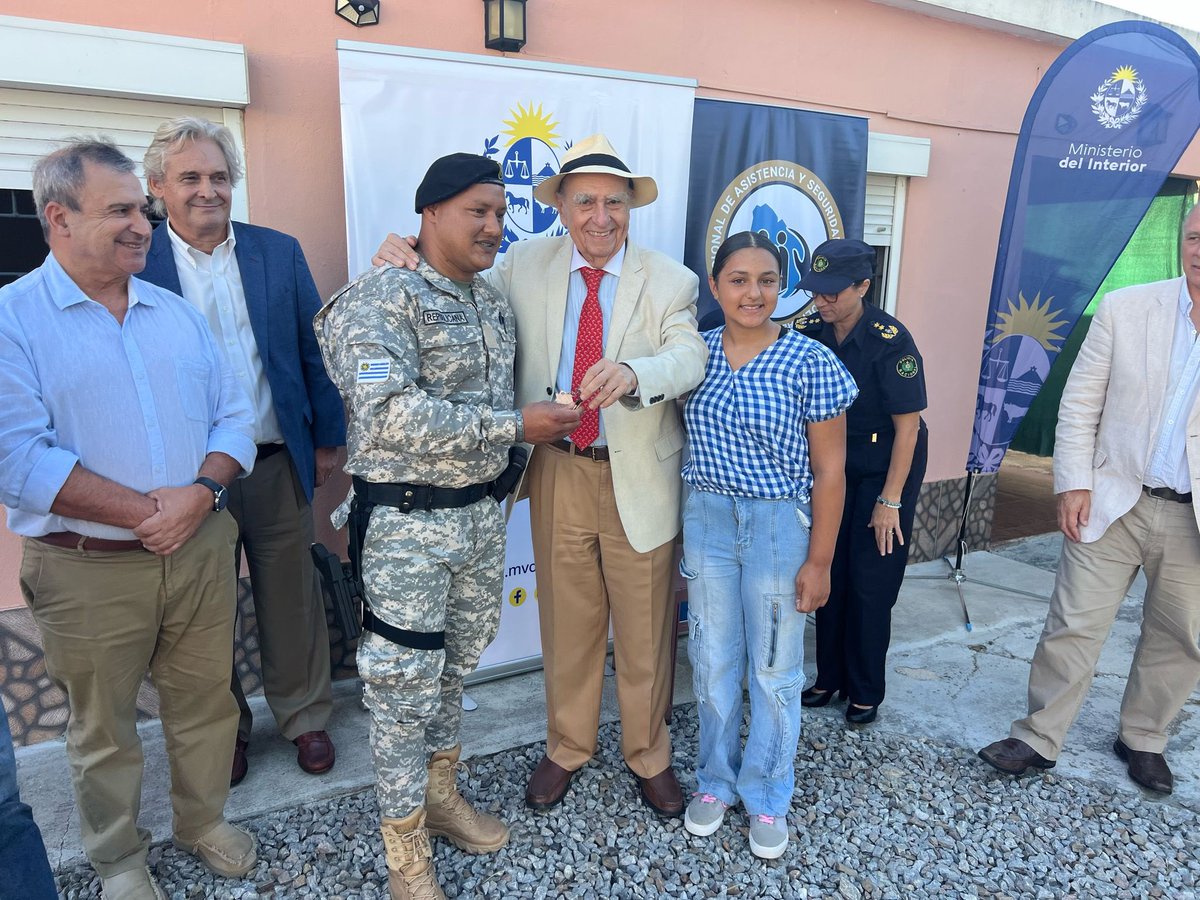 Mvot_Uruguay's tweet photo. José Luis y su hija María Valentina recibieron la vivienda número 18 que se entrega a funcionarios de @Minterioruy por el #PlanAvanzar . El ministro @raul_lozanob y el subsecretario @tabarehl fueron testigos de la felicidad de esta familia. https://t.co/Je8jsQbwAM