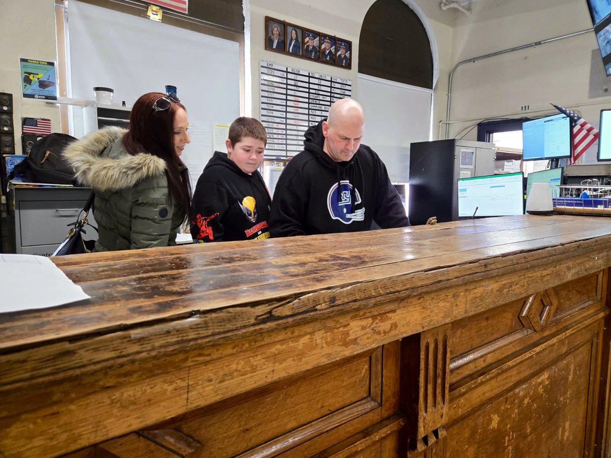 PO Capace has officially signed out of the 104 Precinct for the final time after 22 years of service!
Not only has he safeguarded our community, but he has also been an advocate for his fellow cops as their <a href="/NYCPBA/">NYC PBA</a> Delegate. Here’s to a well-earned retirement!

Congratulations!🎉