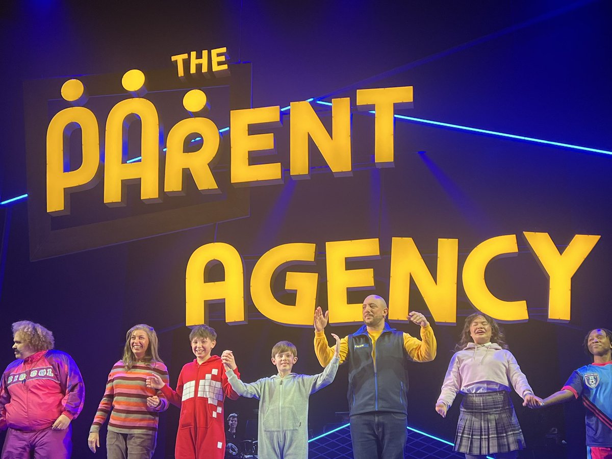 MANCTHEATRICAL's tweet photo. Tonight’s @StoryhouseLive Curtain Call for @DavidBaddiel ‘s THE PARENT AGENCY - ‘FRESH. EXCITING. A VISUAL FEAST. BADDIEL’S - THE  PARENT AGENCY OOZES FUN! WE PICK YOU! 5*****’ @MANCTHEATRICAL Full Review to follow….. https://t.co/USoofCl0Lm