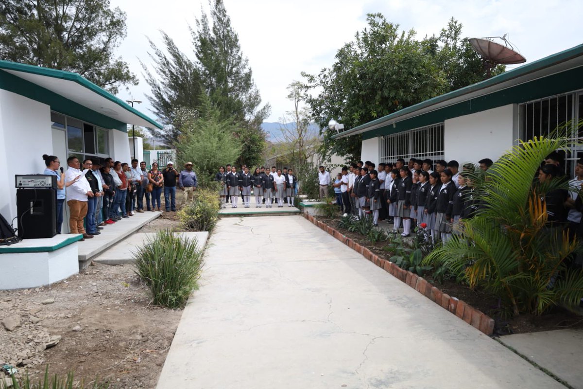 blancaluzmtz's tweet photo. 👉🏼 ¡Seguimos llevando grandes noticias a nuestros centros educativos! Hoy en el EMSaD 56 Santa María Sola inauguramos un aula didáctica, resultado del trabajo conjunto y la gestión realizada con @Alejandro_ALJ, titular del @IOCIED_GobOax. Junto a autoridades municipales y directivos, reafirmamos nuestro compromiso con la educación. Además, entregamos mobiliario, material de papelería y limpieza, y dos videoproyectores para fortalecer el aprendizaje de nuestra comunidad estudiantil.