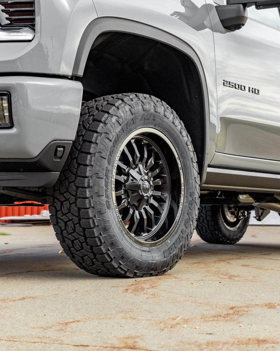 LakewoodChevy's tweet image. 2024 Chevrolet 2500 – Built to Dominate 💪

🔥 Rough Country 3” Lift for the perfect stance
🛞 35” Toyo Tires for unstoppable traction
🚗 Heavy-duty capability meets bold style

Ready for work, adventure, and everything in between. Who’s taking this beast home?

#Chevy2500 #L ...