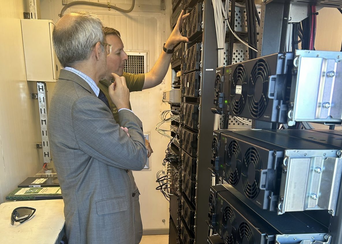 Carabdechile's tweet photo. 📡 Tecnología al servicio del país | El Subsecretario del Interior, Luis Cordero junto al Director de Tecnologías de la Información y las Comunicaciones de Carabineros, General Enrique Villarroel, recorren uno de los puntos esenciales que permiten contar con comunicaciones seguras y confiables  a lo largo de todo el país. 
#CarabineroDelCentenario