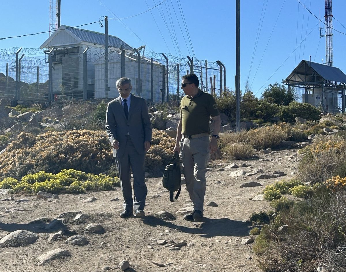 Carabdechile's tweet photo. 📡 Tecnología al servicio del país | El Subsecretario del Interior, Luis Cordero junto al Director de Tecnologías de la Información y las Comunicaciones de Carabineros, General Enrique Villarroel, recorren uno de los puntos esenciales que permiten contar con comunicaciones seguras y confiables  a lo largo de todo el país. 
#CarabineroDelCentenario