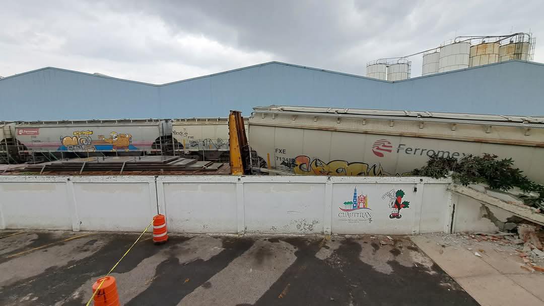 cdmxof's tweet image. 🚂Dos vagones de tren de la empresa Ferrovalle chocaron hoy por la mañana, dejando daños en la barda perímetral del edificio de la Guardia Civil en #CuautitlánIzcalli #Edomex. Un tren se descarriló en la parte posterior del edificio de seguridad pública.