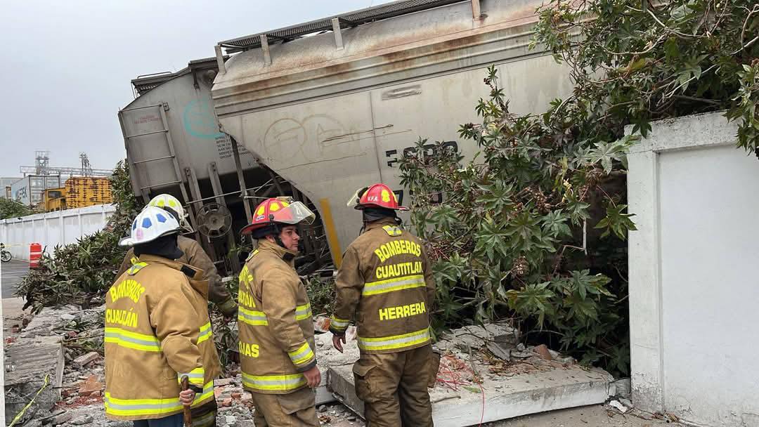 cdmxof's tweet image. 🚂Dos vagones de tren de la empresa Ferrovalle chocaron hoy por la mañana, dejando daños en la barda perímetral del edificio de la Guardia Civil en #CuautitlánIzcalli #Edomex. Un tren se descarriló en la parte posterior del edificio de seguridad pública.