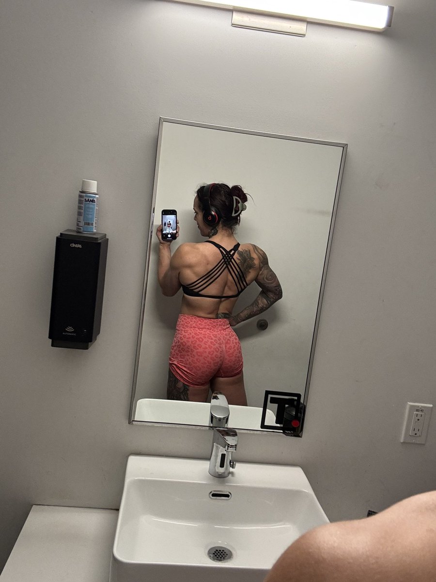 Smith_Machine_'s tweet image. Built to lift, made to tease 😏🍑 #MuscleMommyNextDoor #Shredded #FemaleMuscle #GymGirl