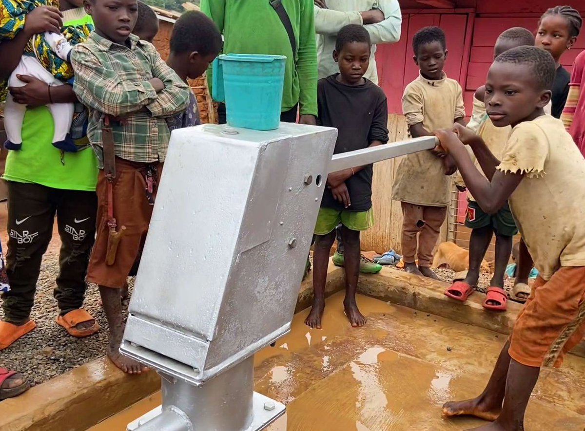 IngLivingWaters's tweet photo. Nhyirenease, Ghana, has gone from a “dugout“ well that collected rain and flood waters to a new well with clean water. The villagers are joyous and are celebrating. https://t.co/8lc0K16jsW  @ingomarlivingwaters @hope_for_ghana_ https://t.co/qgid9BBd57