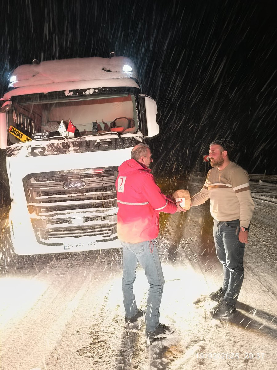 Yoğun Kar Yağışında Görev Başındayız! ❄️🚨

Ülkemizin dört bir yanını etkisi altına alan yoğun kar yağışı altında, yolların açık kalması için çalışan ekiplere ve vatandaşlarımıza kumanya dağıtarak yanlarında olmaya devam ediyoruz. 

Uzanan her bir el, yüzlerdeki her bir tebessüm;