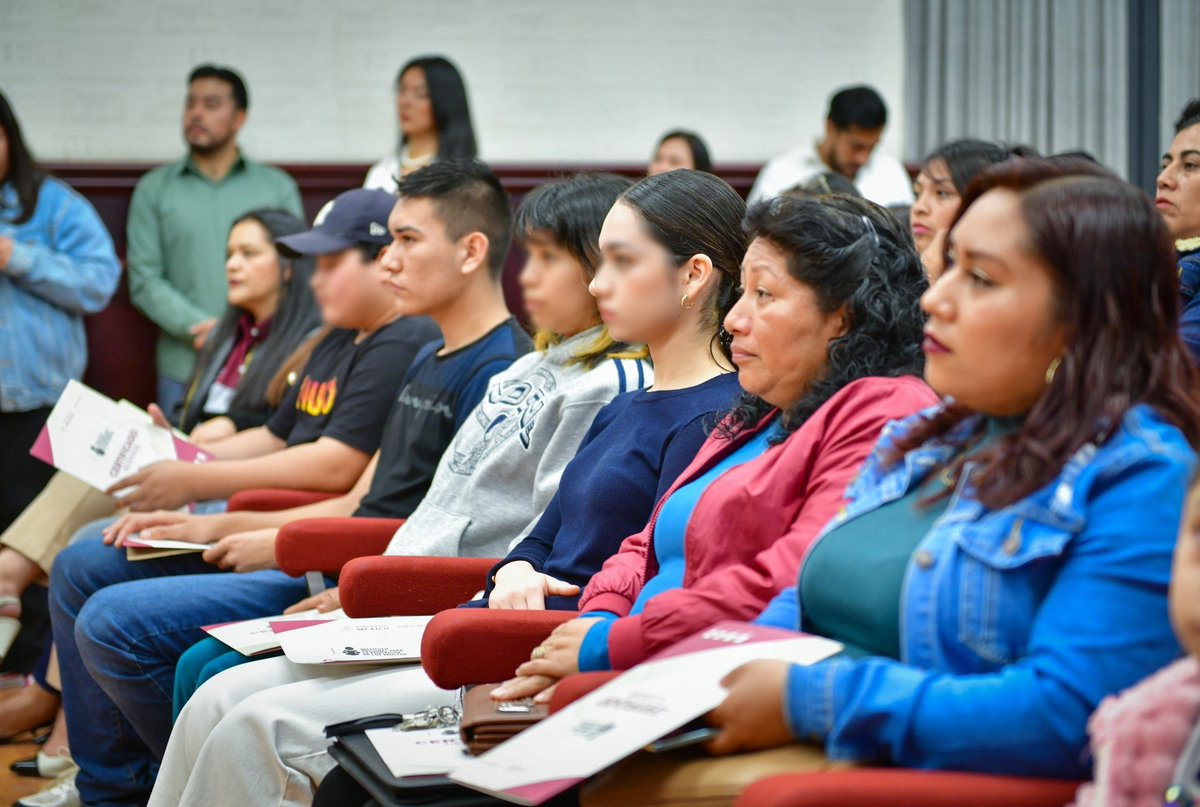 IslasAlbertoR's tweet photo. Entregamos certificados a quienes concluyeron sus estudios de primaria y secundaria, reconociendo su esfuerzo y dedicación.

Reafirmamos nuestro compromiso con la formación académica de las y los xalapeños a través de nuestra colaboración con el IVEA. https://t.co/5IpCu2VDCz