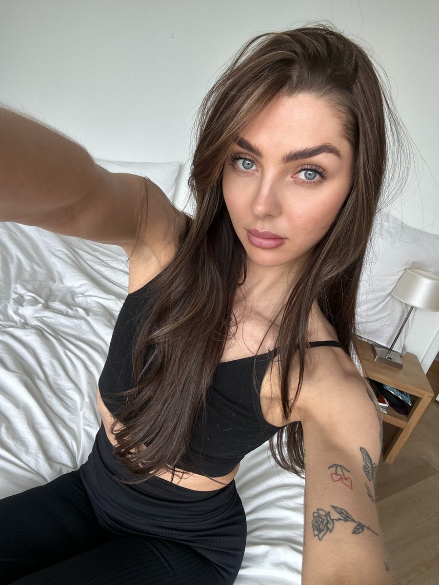 kimmykamp's tweet photo. Help me pick one ☺️🤭 #dutchmodel #fypシ #explore #modelsearch #SelfieTime https://t.co/cRiBxnnVHP