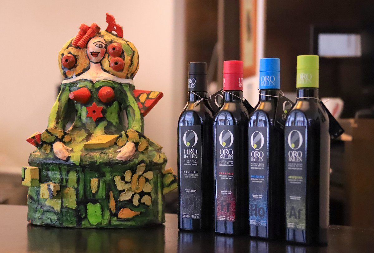 GastroUbeda's tweet photo. 𝓐𝓞𝓥𝓔 | El ingrediente que no puede faltar en las recetas de las Jornadas Gastronómicas en el Renacimiento de #Úbeda es el #AOVE, que en el caso de @antiqueubeda va de la mano de @OroBailen en esta edición.

ℹ Más información⤵⤵ 
https://t.co/xggTAsLBns https://t.co/Kn3guxvDI8