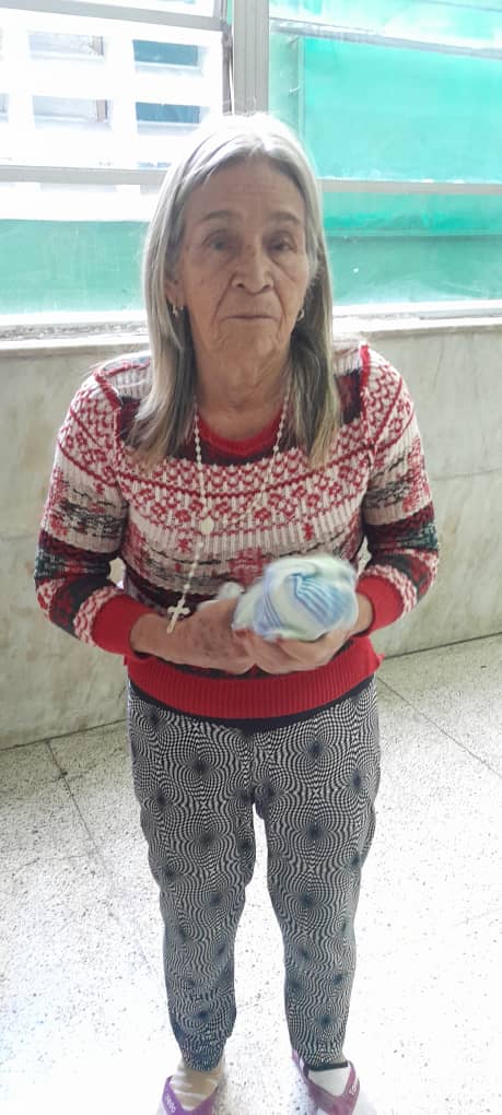 zulbeamarts's tweet photo. 👉Buenas tardes está señora está en el hospital Militar y está desorientada no recuerda nada solo dice que vive en Artigas por favor pásalo a los grupos para ver si la familia la reconoce gracias está en la emergencia del hospital👇👀 https://t.co/oSz6SuoGgn