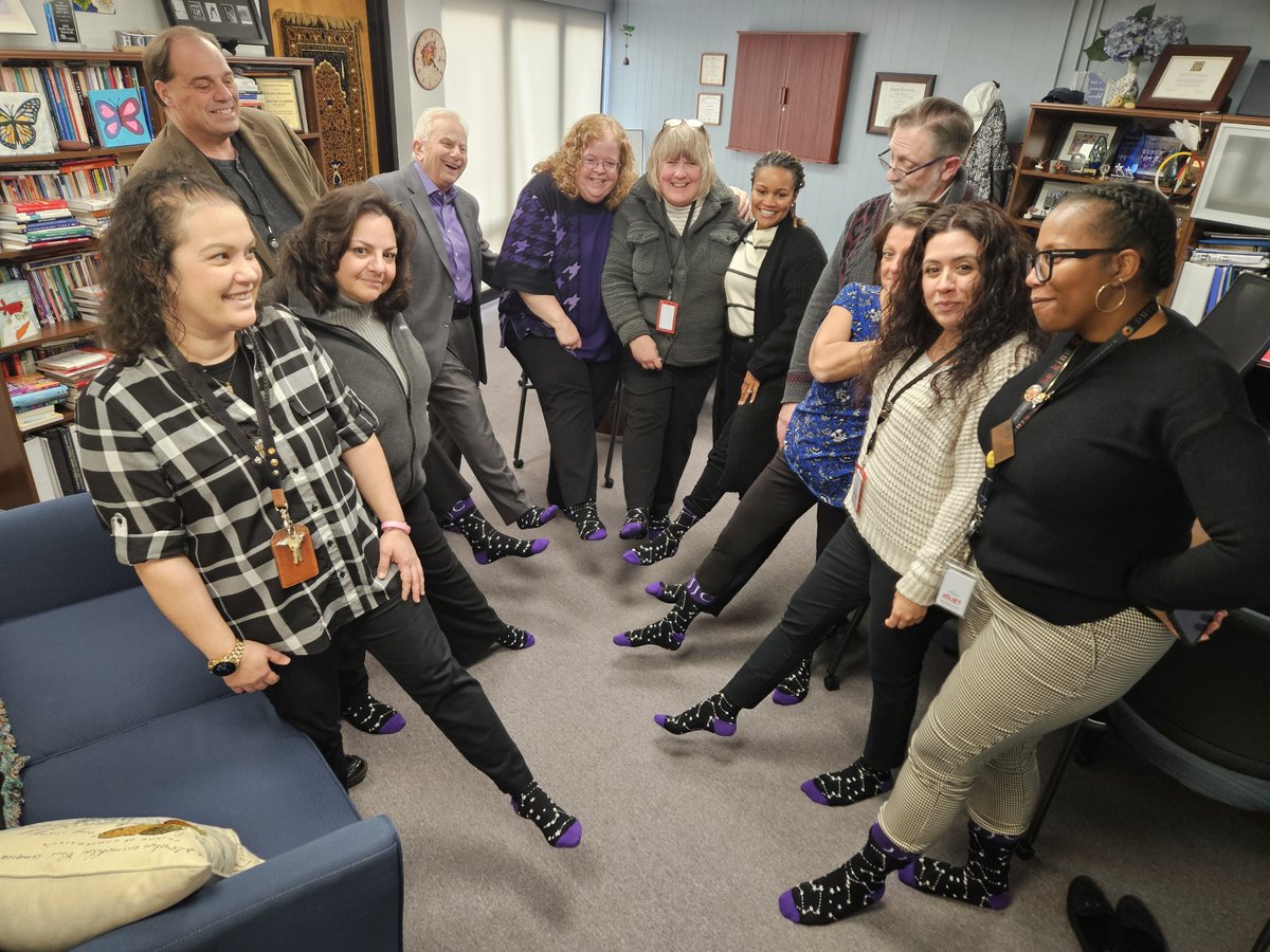 Joliet86Spanish's tweet photo. ¡Feliz día de calcetines de @JolietJrCollege! #JJCSOCKS https://t.co/LjGIoWR2Uq