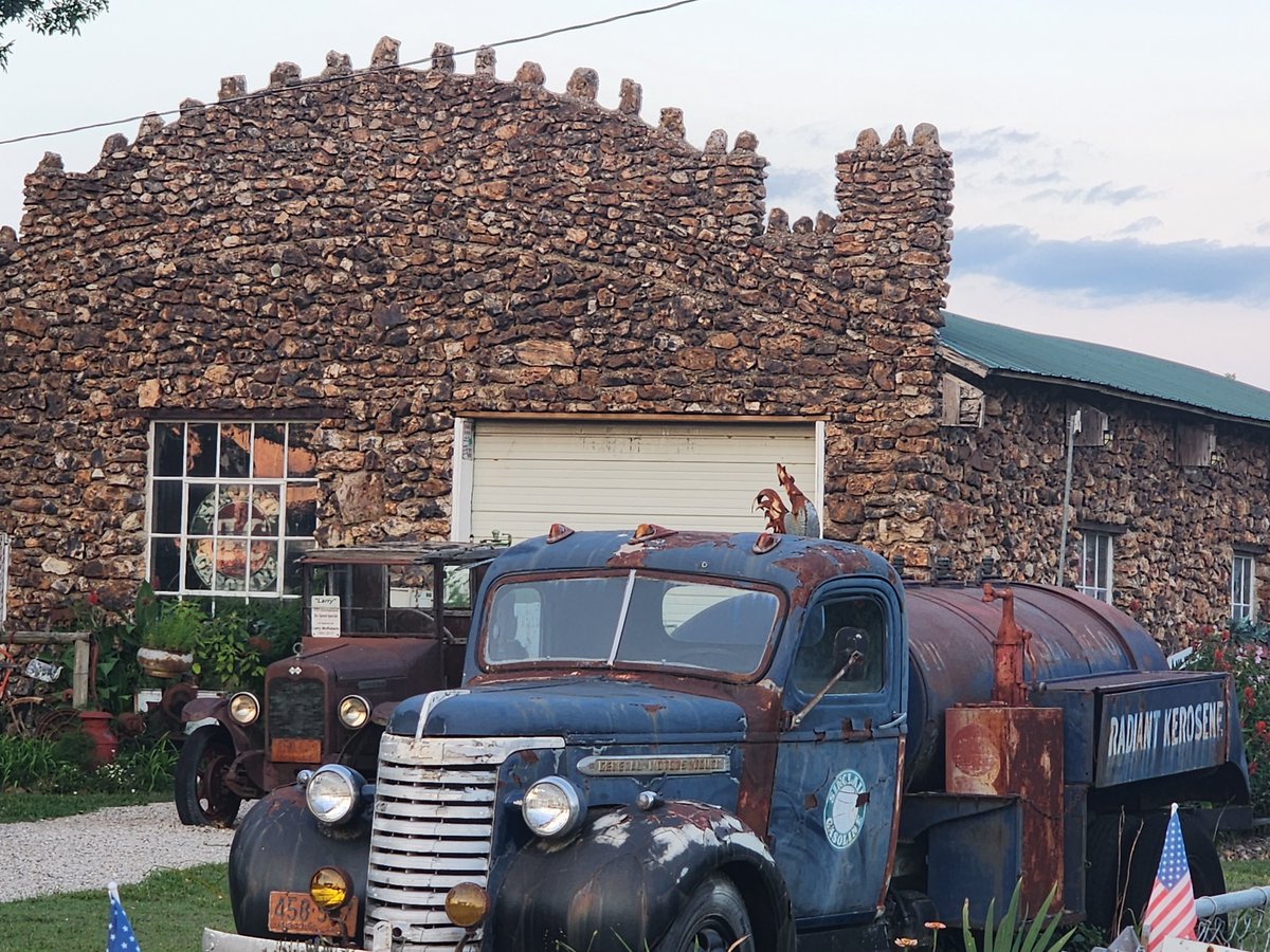 Route66relics's tweet photo. A Sunset on Route 66 at the Gay Partita Sinclair Station on Route 66.
Gay was the original owners wife
#route66 #missouri #sinclairstation #gayparitasinclairstation https://t.co/fRew5ZdOBg