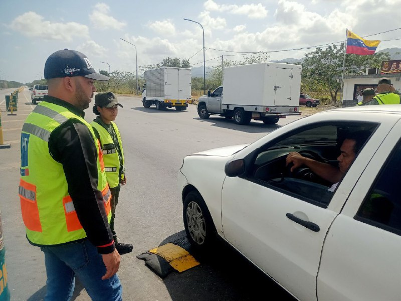 InttContigo's tweet photo. En el peaje La Raya, el #INTT San Felipe, exhorta a los conductores del transporte público, carga pesada y particulares, a usar dispositivos de seguridad y mantener las características originales de sus vehículos.  ¡La seguridad vial es prioridad! https://t.co/gtzNXgZVRr