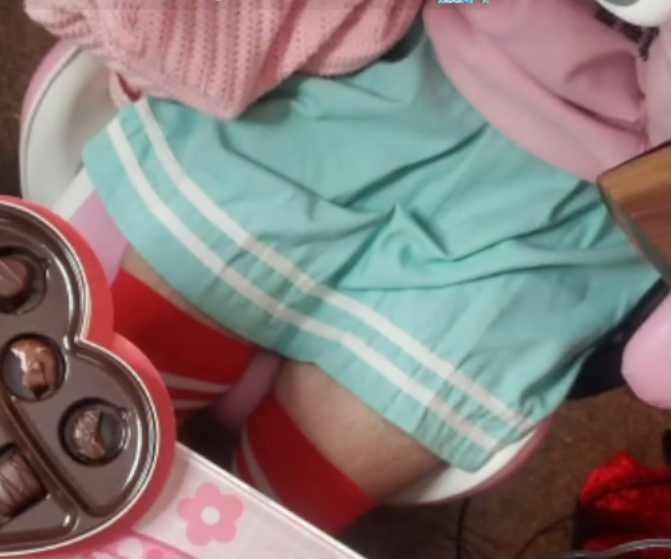 fweetlix's tweet image. 🥺nyaaa 🐈
to celebrate 5.1k &amp;amp; 5k Followers, 

i&apos;m thinking about a thigh cam strem with 50% off post Valentines day #reesespieces chocolates 

UwU