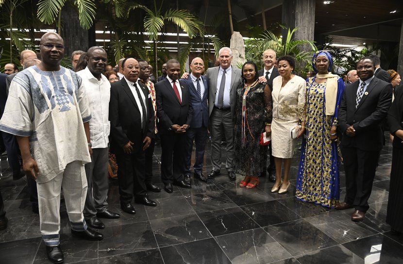 Agradece Presidente Díaz-Canel apoyo del Cuerpo Diplomático acreditado en #Cuba 

Ver más:

pcc.cu/agradece-presi…