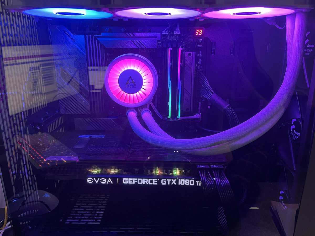 mrsigx's tweet photo. New build. 

9800X3D
64gb Corsair Vengeance 6000
360mm Arctic Deepcool AIO
Same ol gpu, all in a new fractal case. 

She’s built by me so you know she’s solid. https://t.co/qS0I3ncnU5