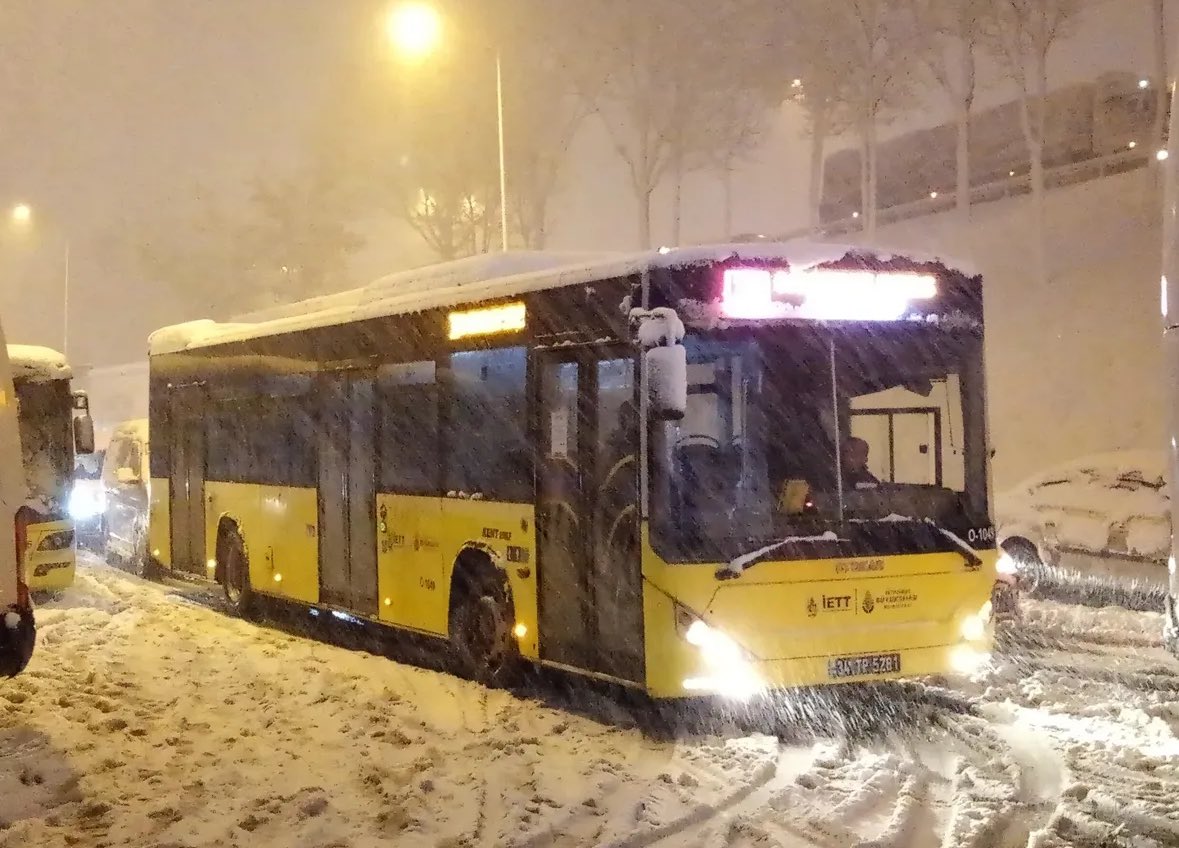 İşte şimdi Erzurumlu olmamın ilk meyvesini İstanbul’da yiyeceğim. Buzlu camdan durak tahmin etme , karda yürüme, buzda sabit durma, el cepte koşu.. açılın meydan er görsün