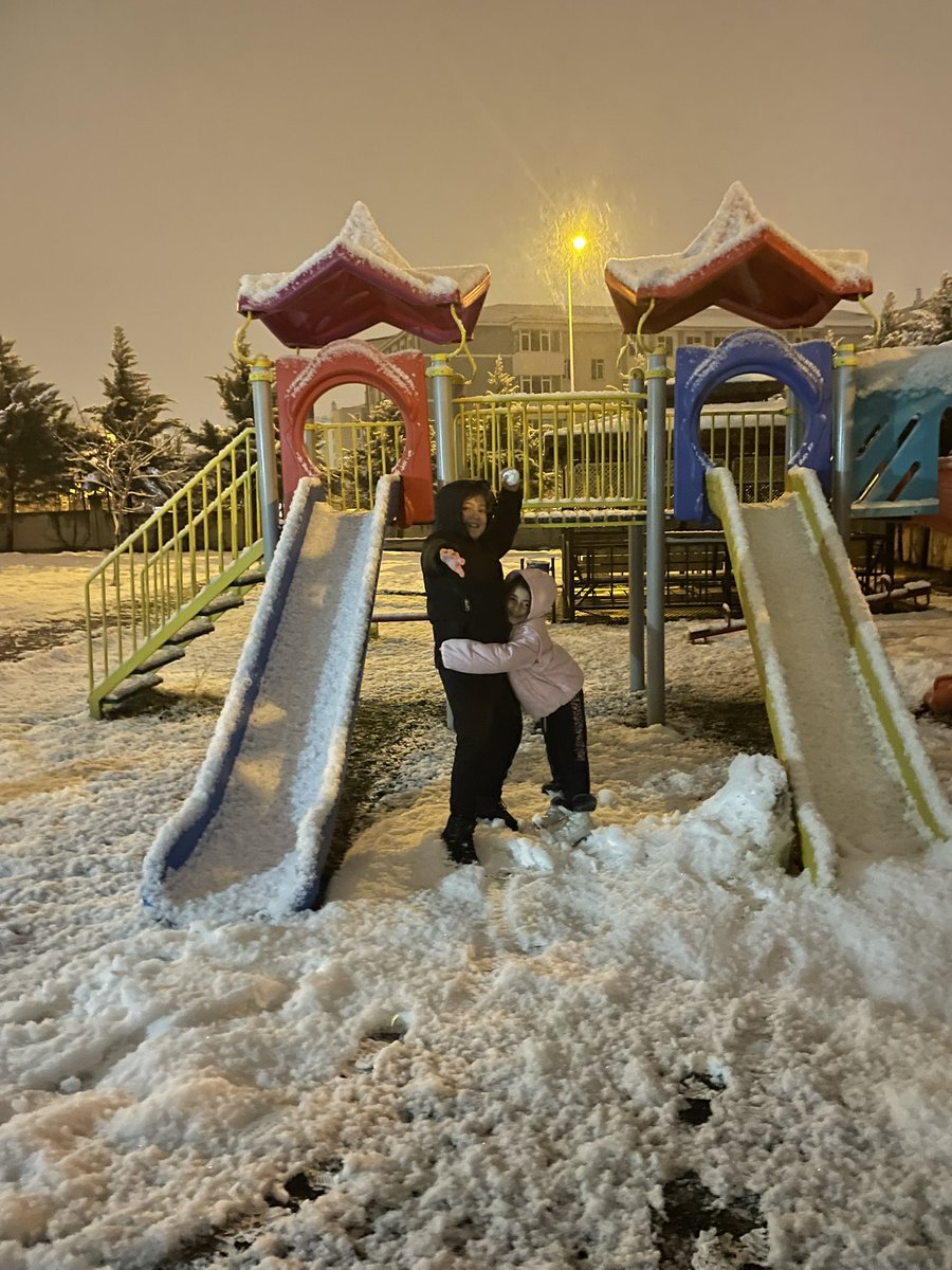 serkanbaksi's tweet photo. 📍Acaba kar tatili için ısrarı bırakıp gerçekten kar ile eğlenmeye mi başlasak😅😅☃️ https://t.co/LdMzXJPYAK
