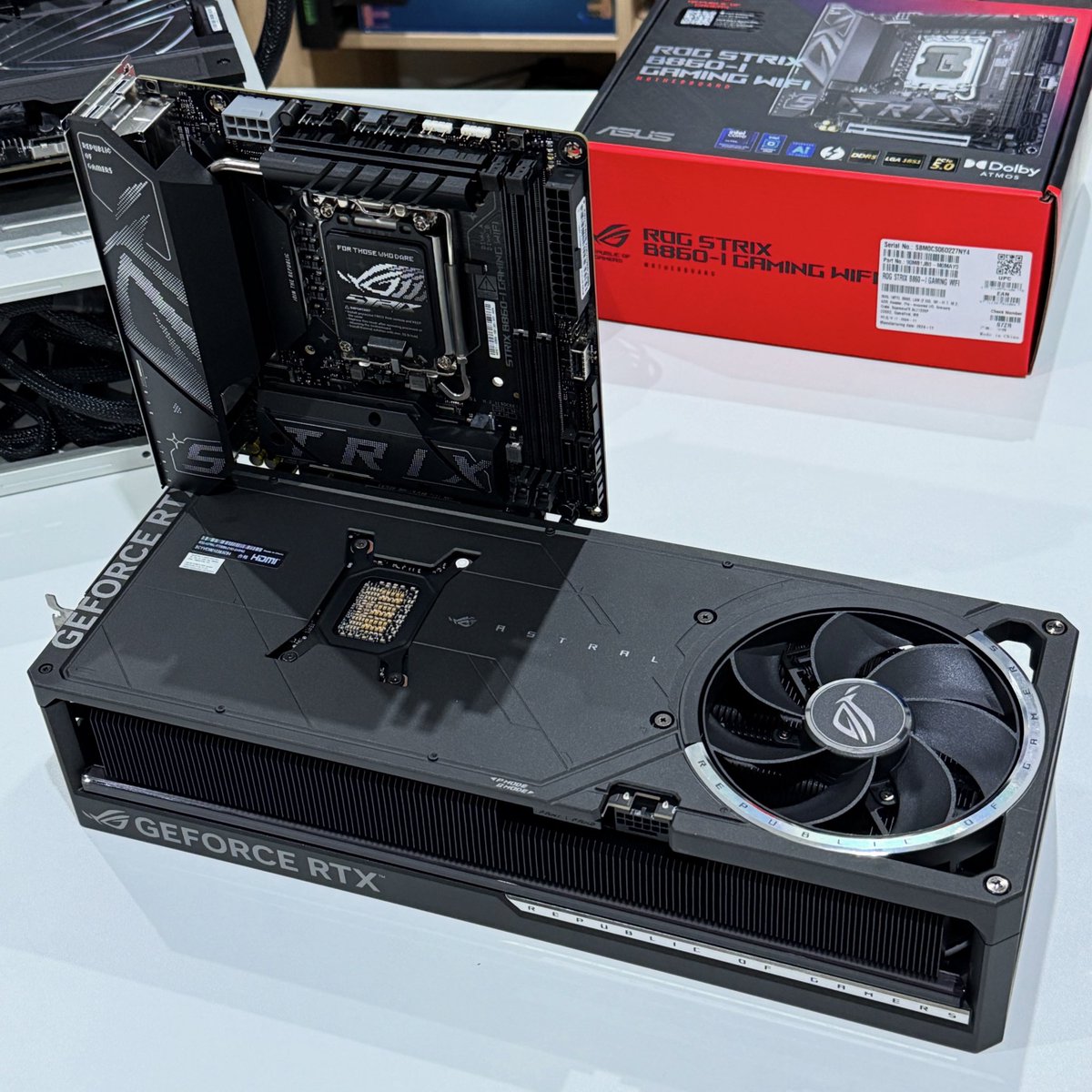 ITRaid's tweet image. ITX System mit 5080 / 5090? 🤔😂

Vor ein paar Jahren habe ich ein ähnliches Foto mit einer 3000er Karte gepostet. Da dachte man, das wären gigantische Kühler… 
Naja, RTX 4 &amp;amp; 5000 haben uns eines Besseren belehrt 😅

#ITX #miniITX #RTX5080 #RTX5090 #ASUS #ROG
