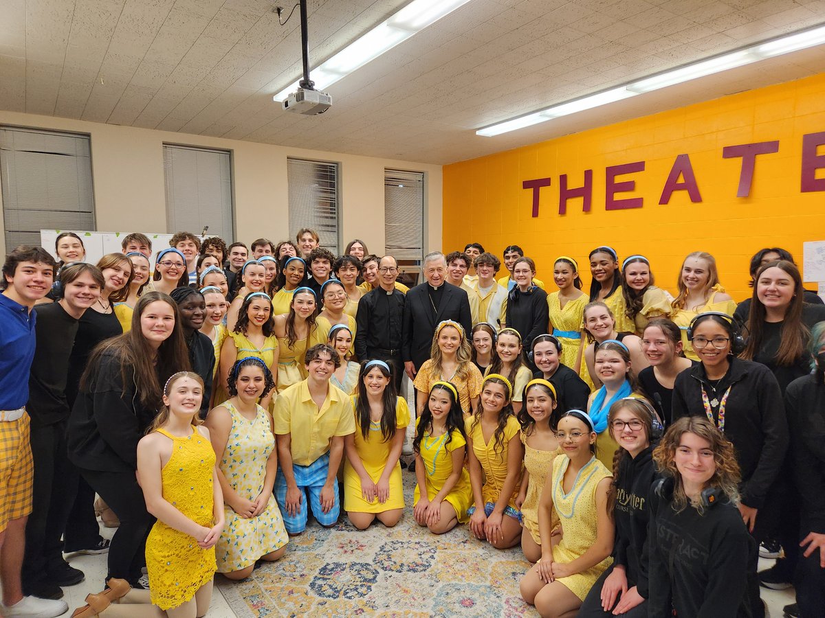 Cardinal Blase Cupich, Archbishop of Chicago, joined us on Saturday for our Street Scenes Fundraiser! From the lively sounds of music to the delectable cuisine, the Cardinal was able to experience the sights and sounds of Street Scenes, including the Student Show!