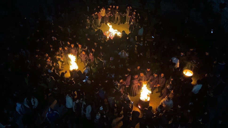 İnanç ve dayanışmayla süren Van direnişimiz ile barışa giden yolu adım adım öreceğiz.

Van direnişimizin “tüm ülkede barış” için de kritik bir adım olduğuna inanıyoruz. 
Direndik, kazandık! Yine direnecek, yine kazanacağız! 

Moralimiz yüksek, inancımız sarsılmaz… 
Halkımız