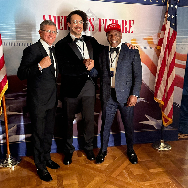 GPTVoff's tweet image. C'était hier soir, chez Donald Trump à Mar-a-Lago :
J'ai échangé avec le gratin des personnalités américaines
Et si je devais en tirer une seule leçon :
Les américains vont passer à l'offensive.
Ils sortent de 4 ans de musèlement...
Ils ont une énergie qui crève le…
