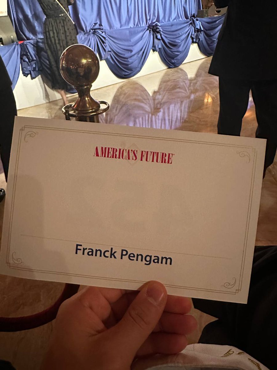 GPTVoff's tweet image. C'était hier soir, chez Donald Trump à Mar-a-Lago :
J'ai échangé avec le gratin des personnalités américaines
Et si je devais en tirer une seule leçon :
Les américains vont passer à l'offensive.
Ils sortent de 4 ans de musèlement...
Ils ont une énergie qui crève le…