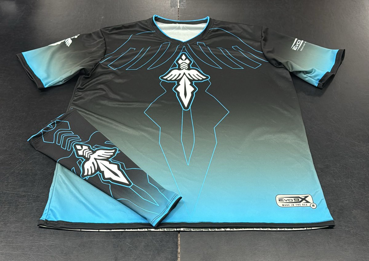 evo9x's tweet image. PRO JERSEY &amp;amp; ARM SLEEVE FOR @Fear_Azure 
Store: evo9x.gg/collections/te…

Get now your merch  with a 25% OFF with the code "EVO25"